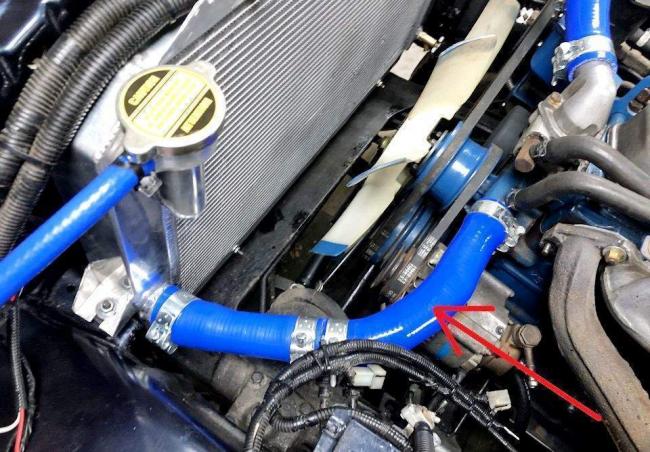 Нижний патрубок радиатора