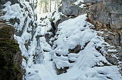 V Sverdlovskoi oblasti nakhoditsia prirodnyi park Oleni ruchi Zdes mozhno spustitsia v peshcheru Druzhba i uvidet Bolshoi karstovyi proval.