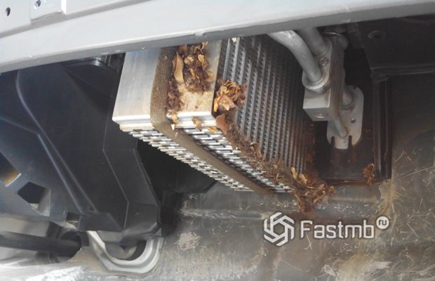 Грязный испаритель автомобильного кондиционера