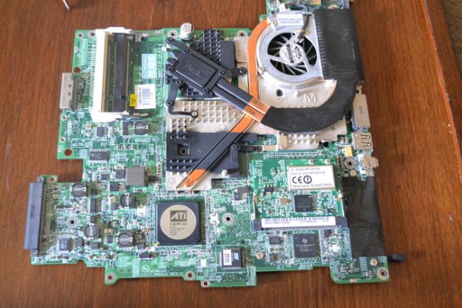 Коллекционный ноутбук Ferrari… за 600 рублей. Что за ноутбук я купил по цене обеда в столовой? Ремонт техники, Гаджеты, Ремонт ноутбуков, Ноутбук, Девайс, Редкость, Ништяки, Acer, Ferrari, Интересное, Windows, AMD, Нетбук, Ретро, Длиннопост