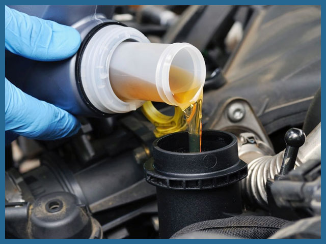 Менять масло в двигателе