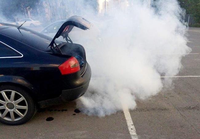 Белый дым из выхлопной трубы