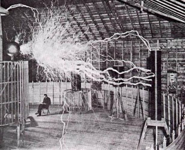 Никола Тесла за работой