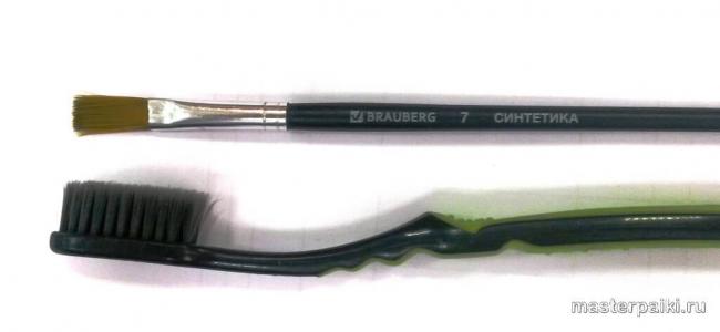 зубная щетка и кисточка для очистки плат