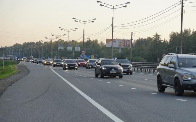 Обочина — элемент дороги, примыкающий непосредственно к проезжей части на одном уровне с ней, выделенный с помощью разметки или конструктивно (ПДД 1.2)