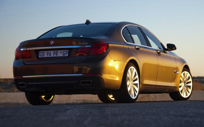 Вид сзади BMW 7 Series