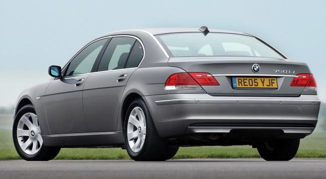Вид сзади BMW 7 Series Е65