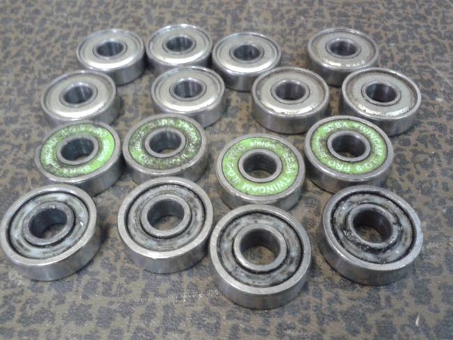 Грязные подшипники. При вращении издают характерный хруст.