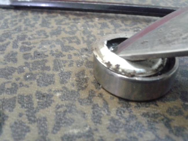 Снимаем металлический пыльник. Кольцо уже снято.