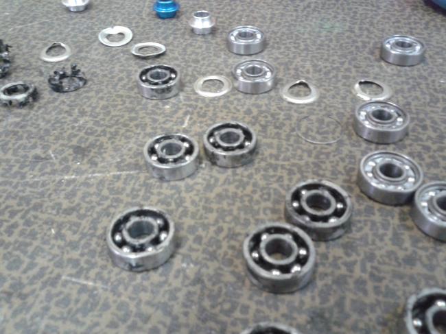 Открытые подшипники, металлическое кольцо, металлический пыльник, пластиковый сепаратор