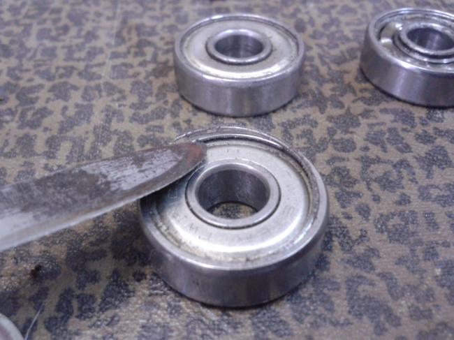 Подцепляем кольцо шилом. Так же удобно использовать скальпель (в данном случае)