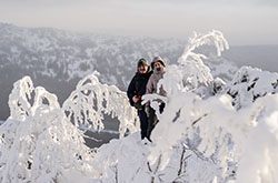 Otzyv o progulke k priiutu Belyi kliuch i o podieeme na Dvuglavuiu sopku zimoi Vidy so smotrovoi ploshchadki CHernaia skala na Otkliknoi greben v iasnyi den.