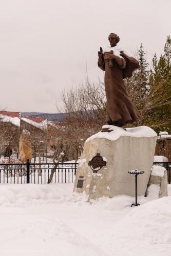 Фотография 3. Памятник Святителю Иоанну Златоусту, в честь которого и назван этот самый высокогорный город Урала. Отчеты туристов о поездках выходного дня на автомобиле. Камера Nikon D610, объектив Nikon 24-70mm f/2.8. Настройки: выдержка 1/1250 сек., компенсация экспозиции 0 EV, f/8.0, ISO 400, фокусное расстояние 60 мм.
