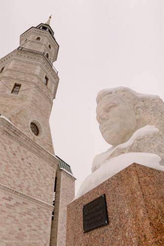Фото 4. Башня-колокольня и монумент Юрию Гагарину в Златоусте. Интересные места в Челябинской области, куда можно съездить на машине на выходные. За ними находится горный парк имени Бажова. 1/200, 8.0, 400, 24.