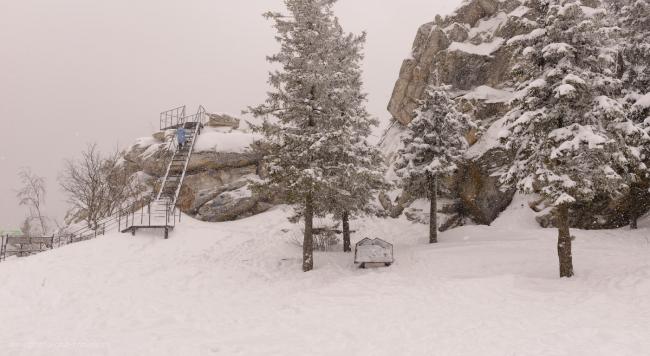 Фотография 5. Поездка по достопримечательностям Челябинской области на машине. Подъем на смотровую площадку Черная скала. Как выглядит «Таганай» в конце марта. 1/800, +0.33, 8.0, 400, 26.