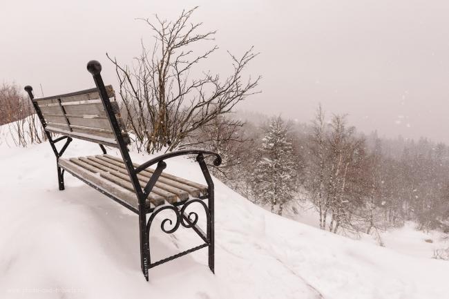 Фотография 6. Заколдованная скамейка у Черной скалы на Таганае. Отзывы туристов о поездках по интересным местам Челябинской области. Сюда можно приехать и с детьми. 1/640, +0.67, 8.0, 400, 24.