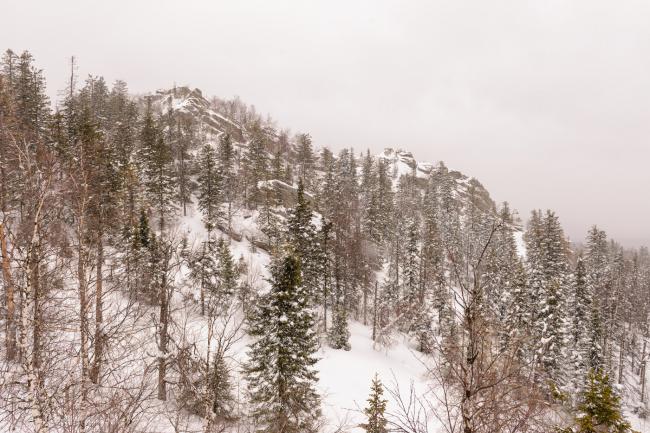 Фотография 11. Так выглядит гора Черная скала с другой стороны. Отчет о путешествии в Челябинскую область из Екатеринбурга. Стоит ли ехать на Таганай в марте? Безусловно, сомнения разве могут быть! 1/400, +0.67, 8.0, 400, 24.