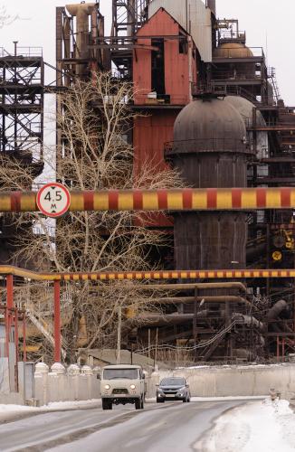 Фото 14. Действующий «Чугуноплавильный завод» в Сатке. Рядом с ним можно увидеть памятник Серго Орджоникидзе, Виссариону Сталину и Василию Теркину, «Сонькину лагуну» и «Дупло орла». Отчет о путешествии в Челябинскую область из Екатеринбурга. 1/1000, 4.0, 400, 200.