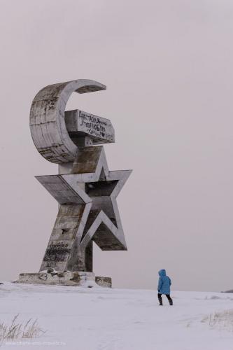 Фото 1. «Серп и молот» на окраине города Сатка Челябинской области. Отзыв о поездке на авто по интересным местам. Снято на Nikon D610 + Nikon 70-200mm f/2.8. Настройки: 1/400, +0.33EV, f/9.0, ISO 400, ФР=135 мм.