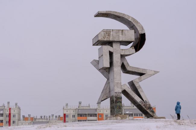 Фото 18. Памятник «Серп и молот» в Сатке поражает воображение своими масштабами и неординарностью. Отзывы туристов о поездке на авто по интересным местам Челябинской области. 1/320, +0.33, 9.0, 400, 86.