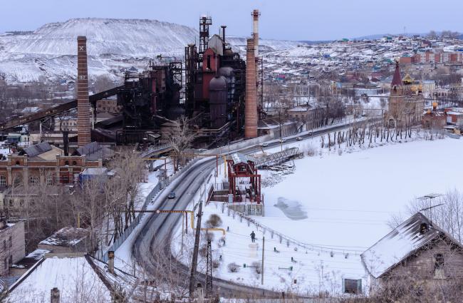 Фото 20. Вид на «Саткинский чугуноплавильный завод». Внизу – памятник Серго Орджоникидзе. Справа (не вошло в кадр) – развлекательный комплекс «Сонькина лагуна». 1/160, +0.67, 8.0, 1250, 70.