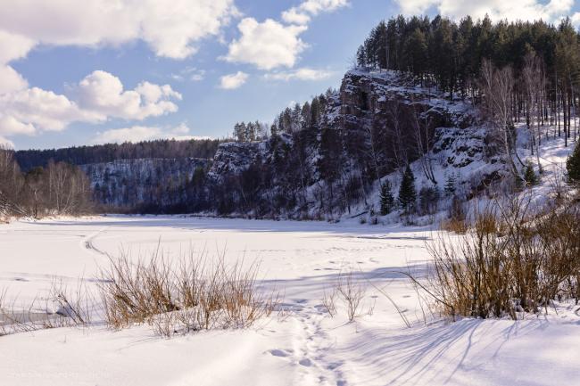 Фото 32. Скала у места впадения ручья Клюкля в реку Юрюзань. Там виды красивые, но Идрисовская пещера - у меня за спиной. Отчет об автомобильном путешествии по Челябинской области. 1/800, +0.33, 9.0, 400, 44.
