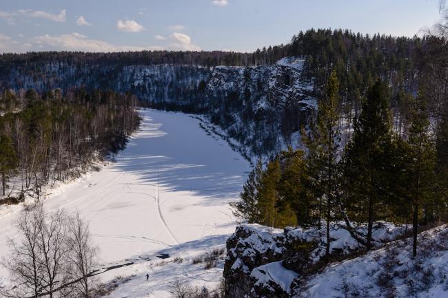 Фотография 41. Такой вид на реку Юрюзань и прибрежные скалы открывается из арки Идрисовской пещеры. Фоторепортаж о путешествии по Челябинской области и Башкирии из Екатеринбурга. Куда поехать на выходные.