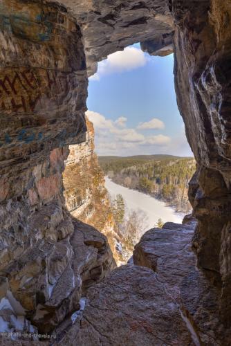 Фото 38. Вид из Идрисовской пещеры вниз по течению реки Юрюзань. Снимок - HDR из трех кадров. Фотоаппарат Nikon D610, объектив Nikon 24-70mm f/2.8G. 1/50, 8.0, 320, 24.