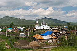 Esli ot Ustinovskogo kanona spustitsia vniz v storonu Beloretska mozhno popast na turbazu u podnozhia gory Malinovaia My ezdili tuda uzhe dvazhdy Otzyv o voskhozhdenii peshkom.