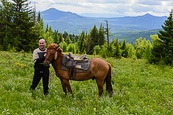 Riadom s Malinovoi raspolozhena eshche odna gora-tysiachnik IUzhnogo Urala kotoraia nazyvaetsia IAlangas My dvazhdy podnimalis na ee vershinu verkhom na loshadiakh Smotrite fotootchet