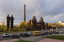 V Satke zavod deistvuiushchii a v Nizhnem Tagile takoe zhe proizvodstvo prevratili v muzei pod otkrytym nebom - mozhno proguliatsia sredi metallurgicheskikh pechei.