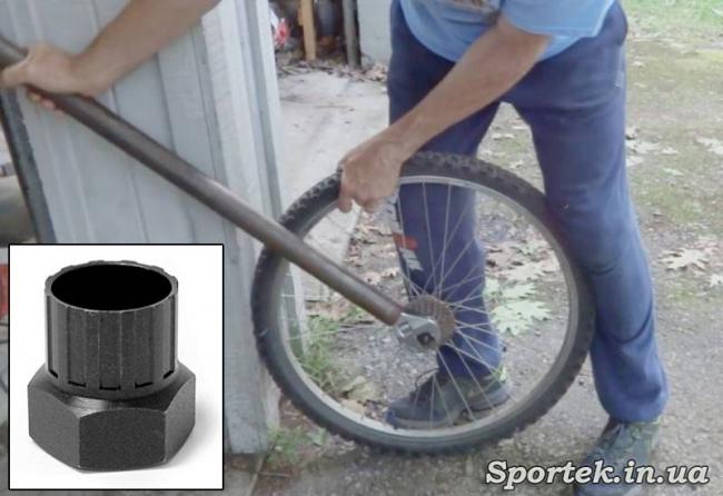 Снятие трещотки с заднего колеса велосипеда