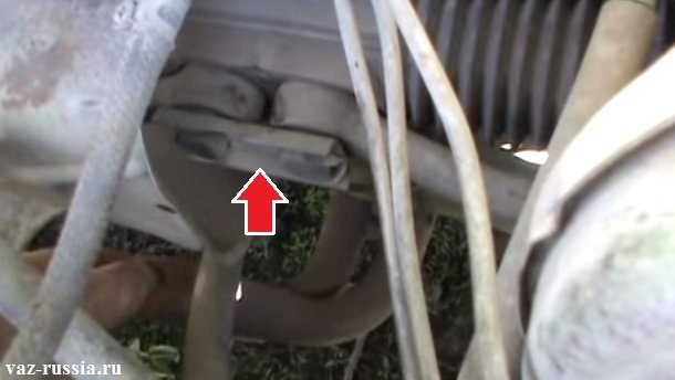 Стык двух рулевых тяг указан стрелкой