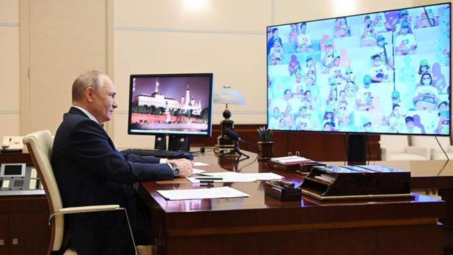 Владимир Путин во время встречи с учениками 5–7-х классов