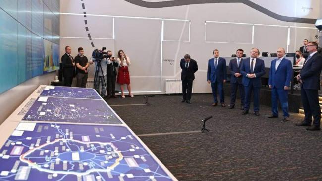 Владимир Путин (второй справа на первом плане) во время церемонии запуска движения по заключительному участку Центральной кольцевой автомобильной дороги (ЦКАД) в центральном пункте управления ЦКАД