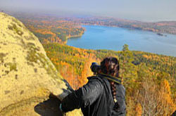 Odni iz samykh zhivopisnykh skal CHeliabinskoi oblasti Arakulskii shikhan Nakhoditsia eta prirodnaia dostoprimechatelnost na okraine goroda Vishnevogorsk Karta so skhemoi kak doekhat na mashine.