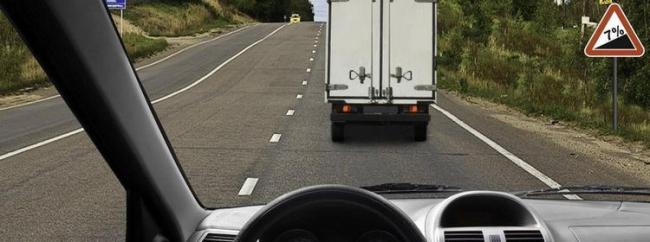 Разрешается ли Вам в конце подъёма перестроиться на среднюю полосу для опережения грузового автомобиля?