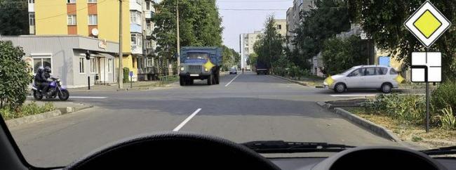 Вы намерены продолжить движение прямо. Кому Вы обязаны уступить дорогу?