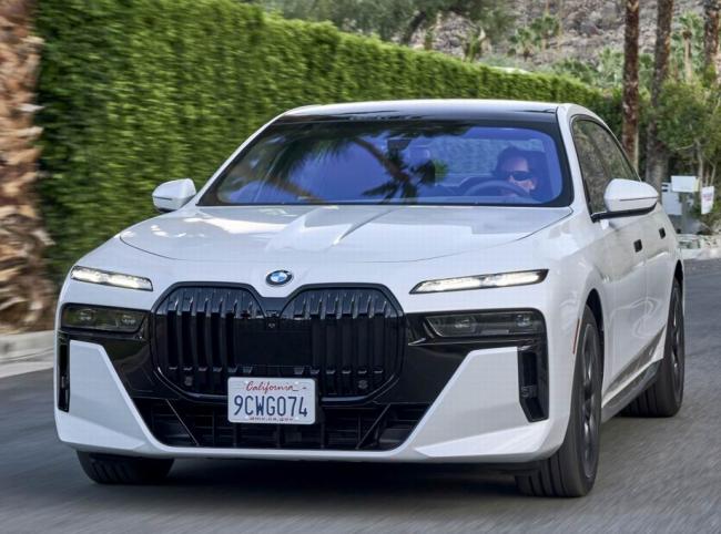 Новая БМВ 7-серии 02023 года