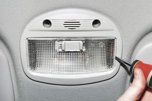 Поддевание отверткой края плафона освещения салона Лада Гранта (ВАЗ 2190)