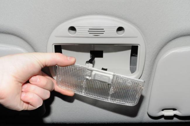 Снятие плафона освещения салона из отверстия накладки потолка Лада Гранта (ВАЗ 2190)