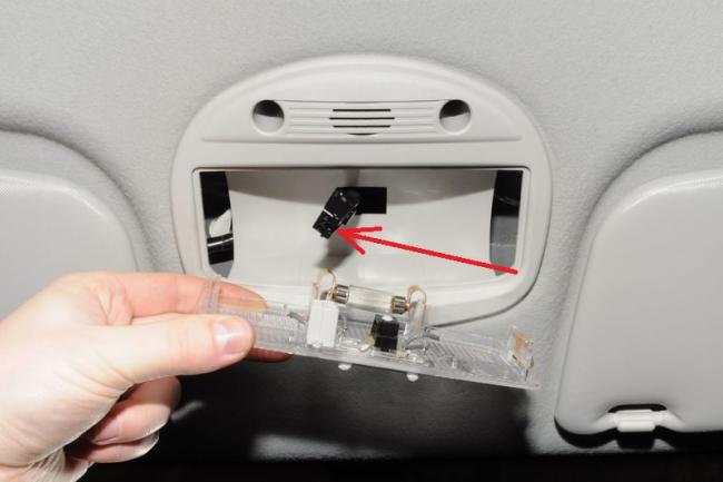 Отсоединение колодки проводов от разъема плафона освещения салона Лада Гранта (ВАЗ 2190)