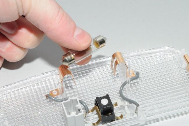 Снятие лампы из плафона освещения салона Лада Гранта (ВАЗ 2190)