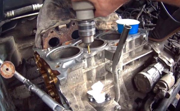 Эффективные способы откручивания рваных болтов ГБЦ с притертыми краями