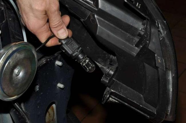 Снятие на Лада Гранта габаритной лампы и ДХО