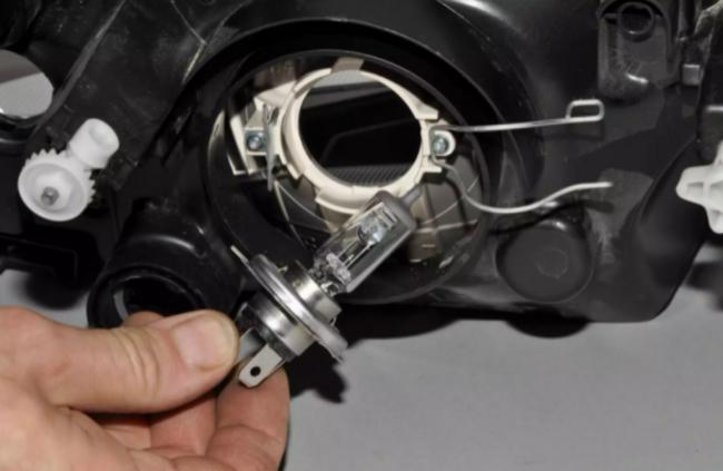 Снятие лампы ближнего света на Гранте