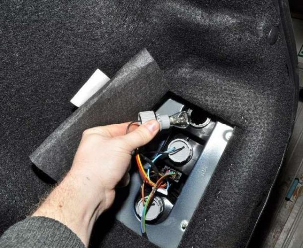 Замена ламп задних фонарей на Гранте