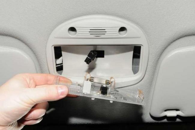 Замена лампы в плафоне Гранта