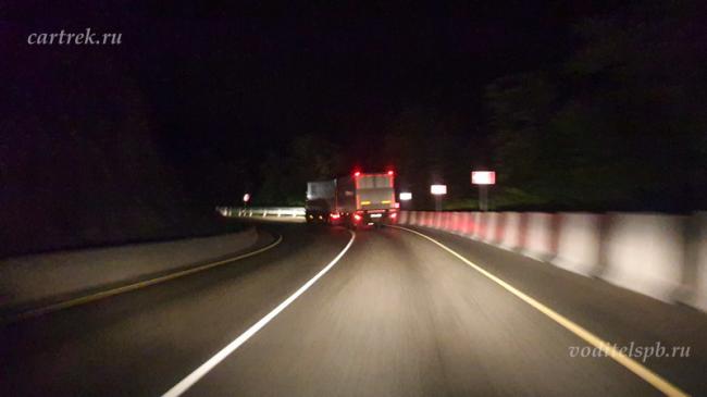 Дорога в горах в Сочи ночью