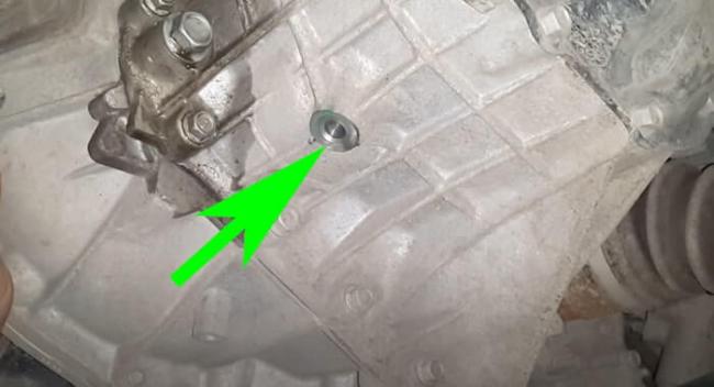 Откручиваем пробку контрольного отверстия Хендай Солярис